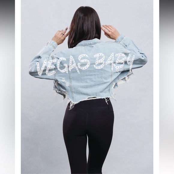 NWT VEGAS BABY Crop Light Denim Jacket Size M/L - Picture 1 of 10